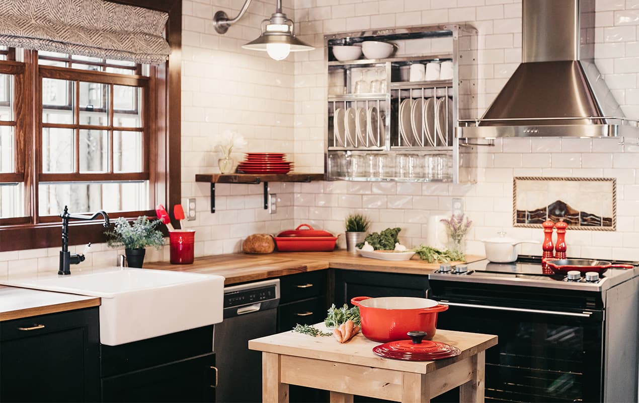 https://www.decasacollections.com/wp-content/uploads/2022/10/Black-and-White-Kitchen-Decor-Inspo-3rd-Image-Black-and-white-kitchen-with-red-accessories.jpg