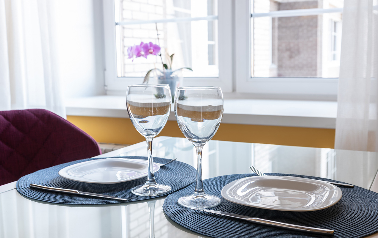 Dining room table with head resistant placemats