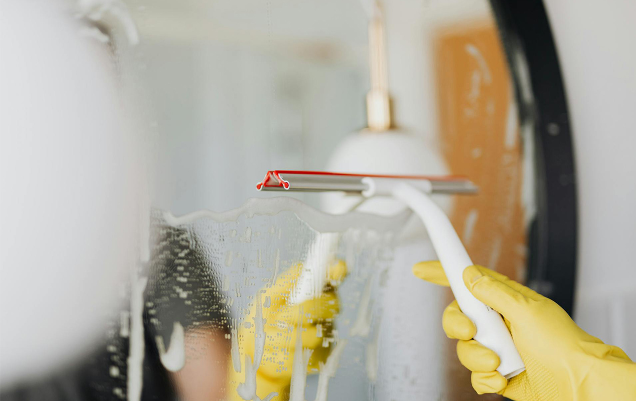 Glass mirror cleaning