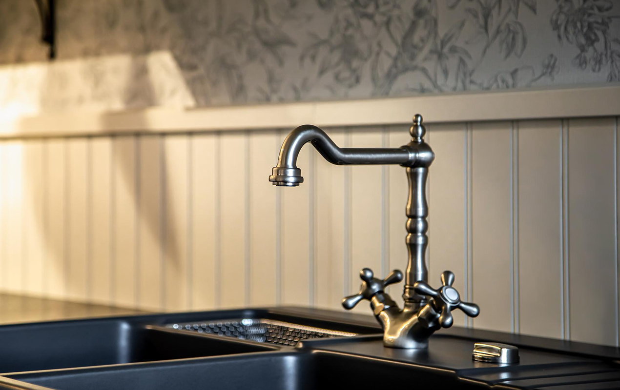 Traditional kitchen faucet